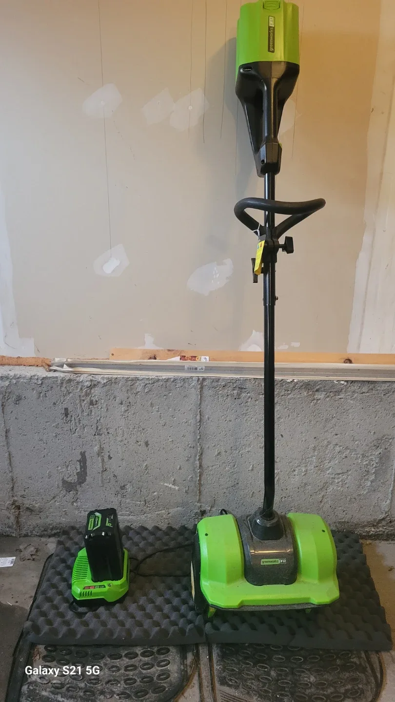 Greenworks Pro 60V 12" Snow Shovel with Battery image indicator(7)