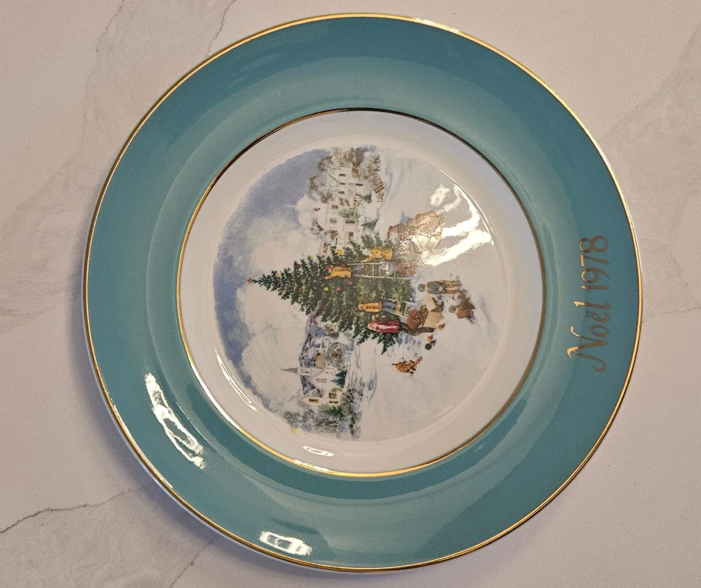 Wedgwood 'Trimming the Tree' 1978 Plate