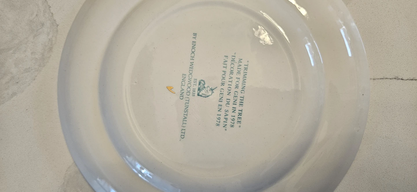Wedgwood 'Trimming the Tree' 1978 Plate - photo 2