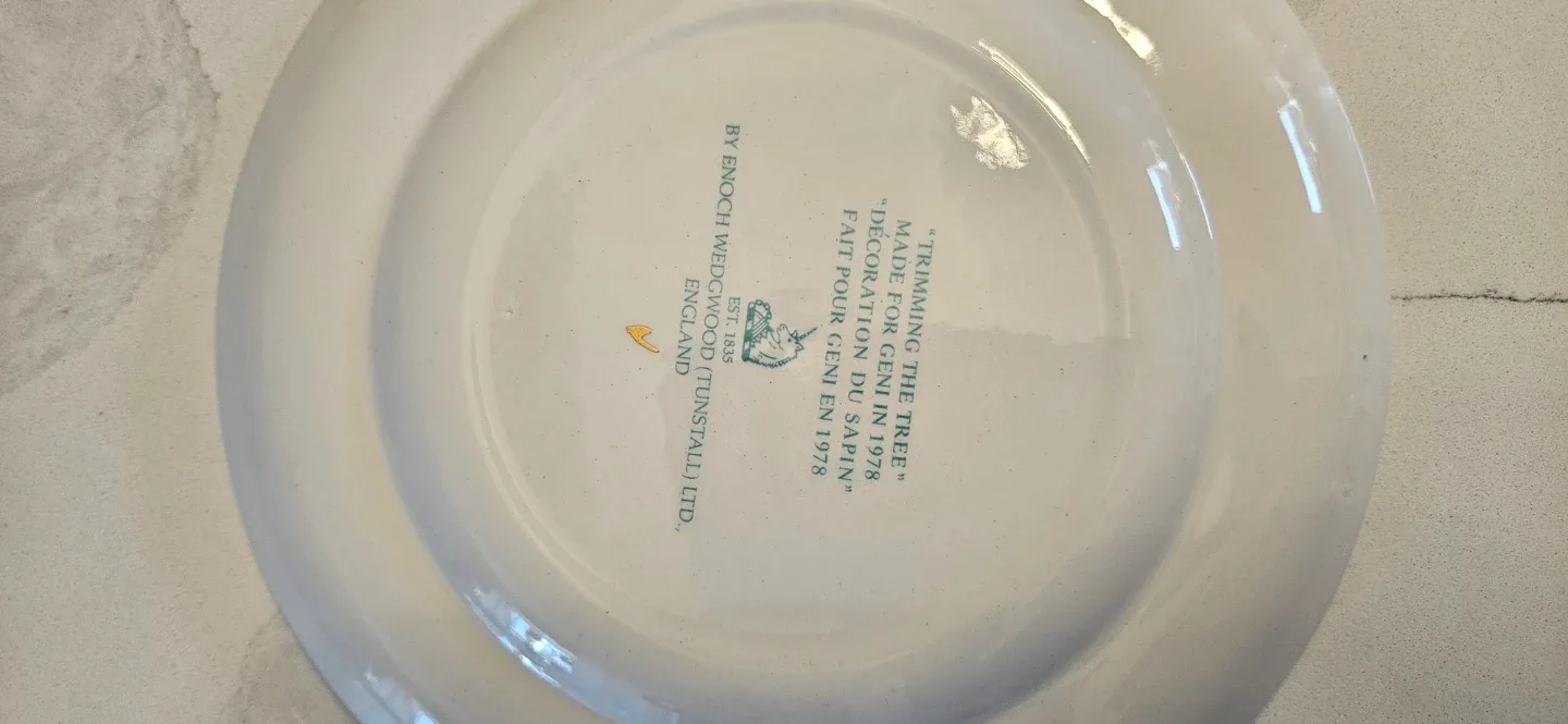 Wedgwood 'Trimming the Tree' 1978 Plate image indicator(2)