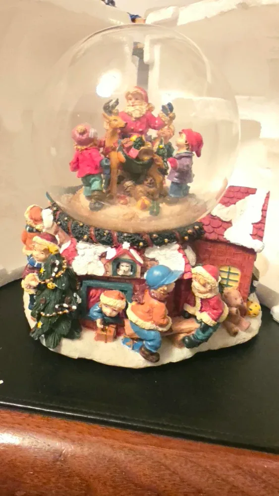 Musical Waterball Snowglobe image indicator(2)