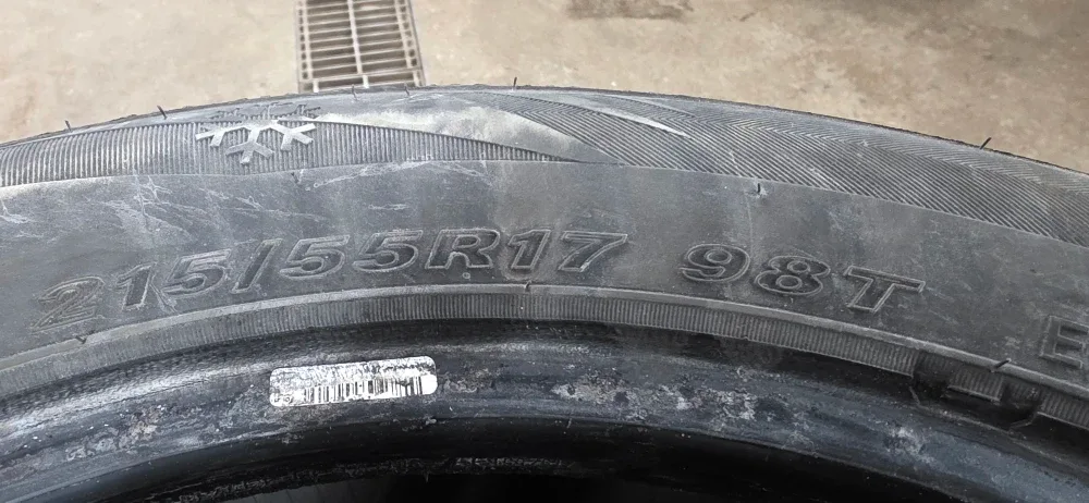 Set of 4 Winter Tires - 215/55R17 image indicator(4)