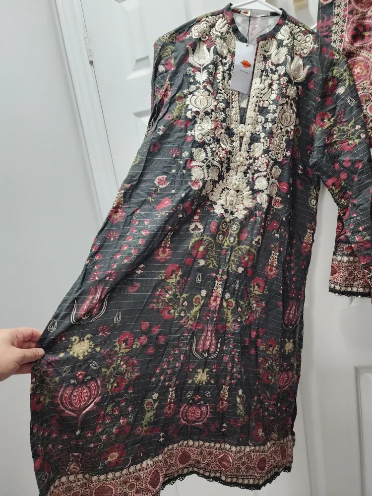 New Khaadi embroidered 3-Piece lawn Suit - Size 10 image indicator(7)