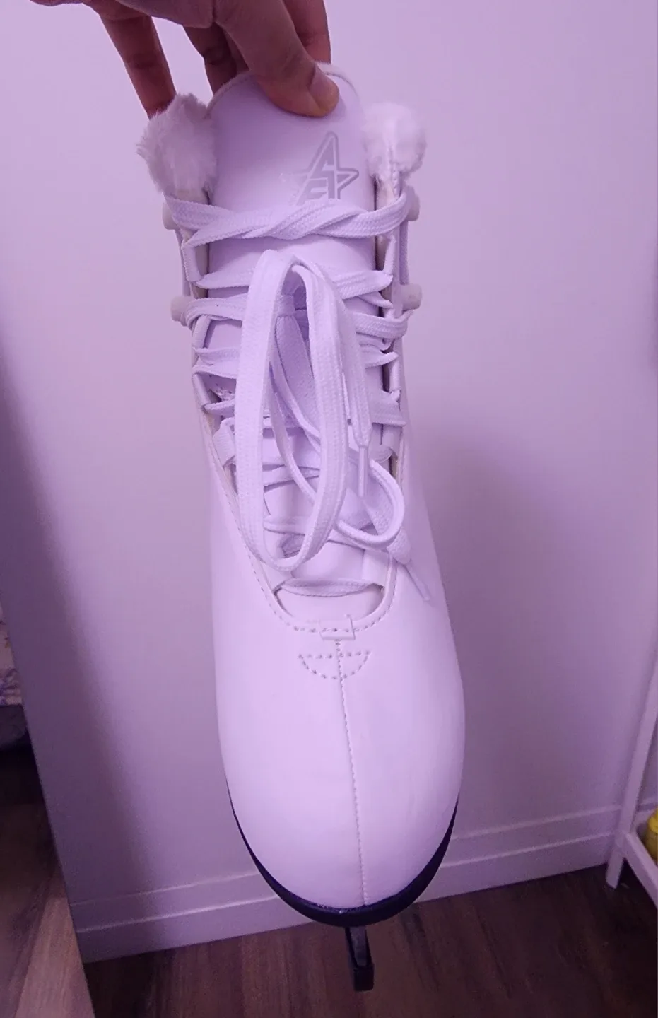 Figures Skates with Fur Collar - Size 7 (Ladies/Senior) image indicator(3)