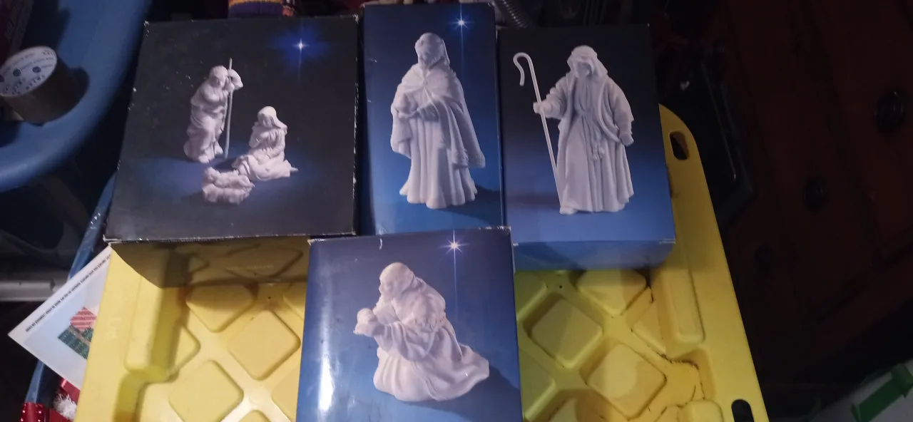 Vintage Avon Nativity Set of 6 image indicator(2)