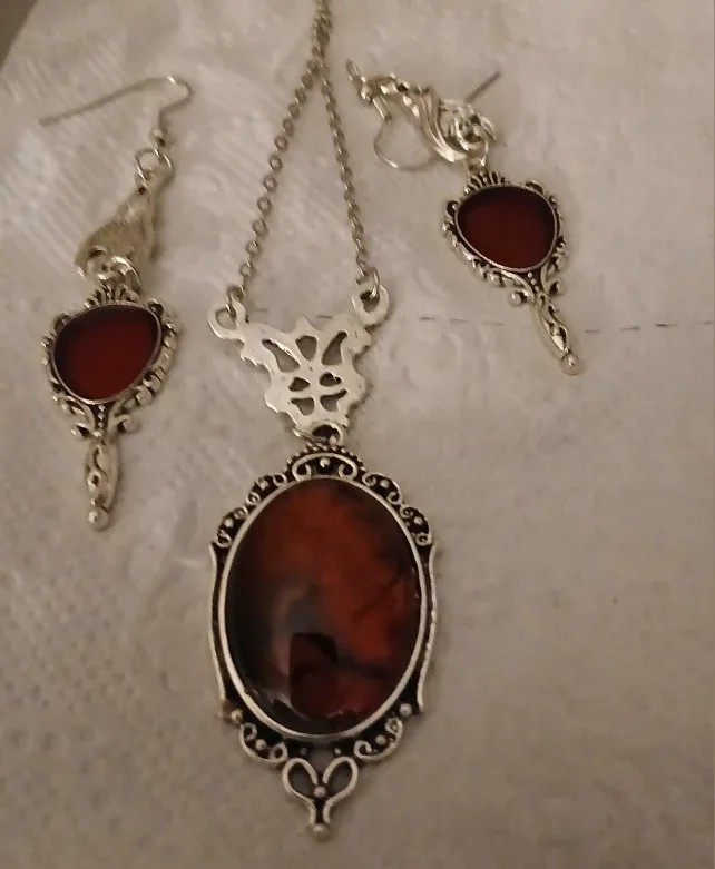 ViNTAGE necklace and earring set