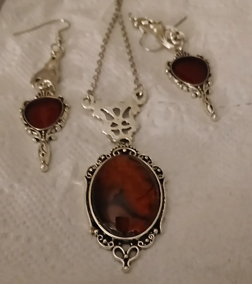 ViNTAGE necklace and earring set image indicator(2)