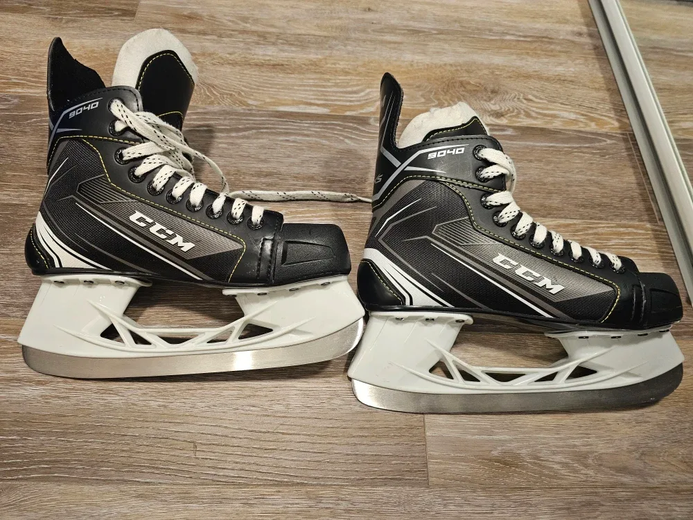 CCM hockey skates Tacks 9040