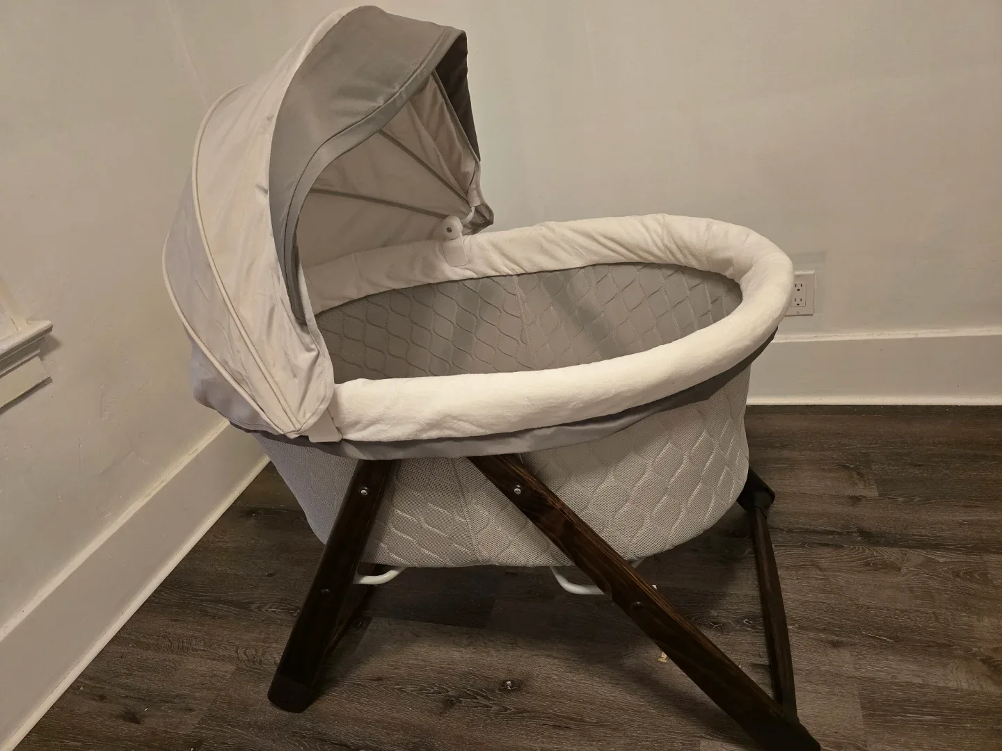 Ingenuity Foldaway Rocking Wood Bassinet image indicator(4)