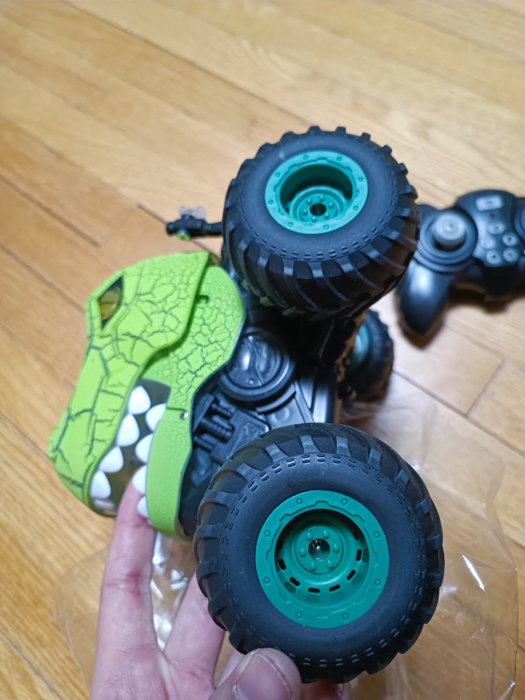 Dinosaur Stunt Car R/C 2.4GHz - photo 4