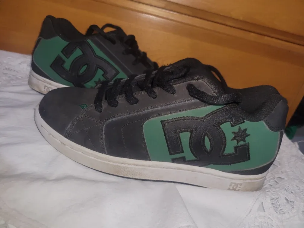 BOYS DC Shoes - Size 6.5