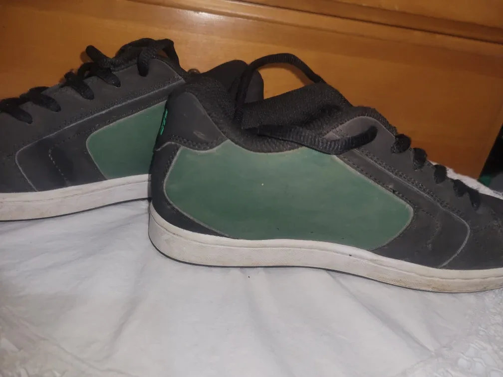 BOYS DC Shoes - Size 6.5 image indicator(2)