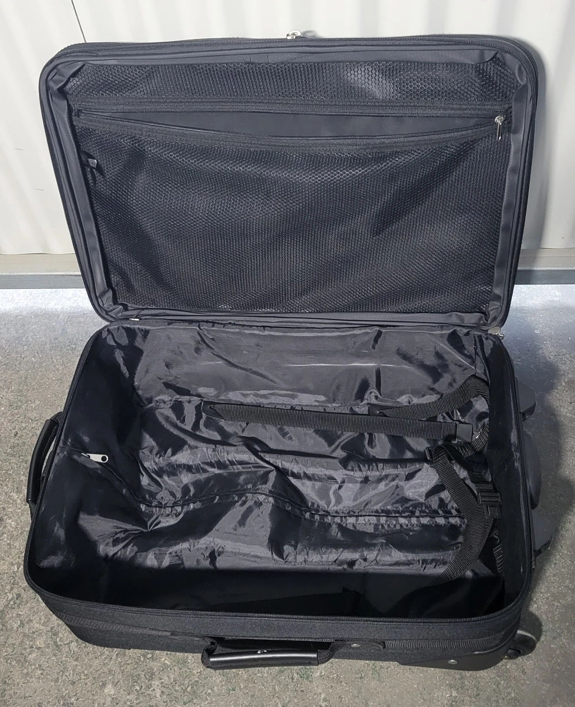 Leisure small Black Rolling Suitcase - photo 4