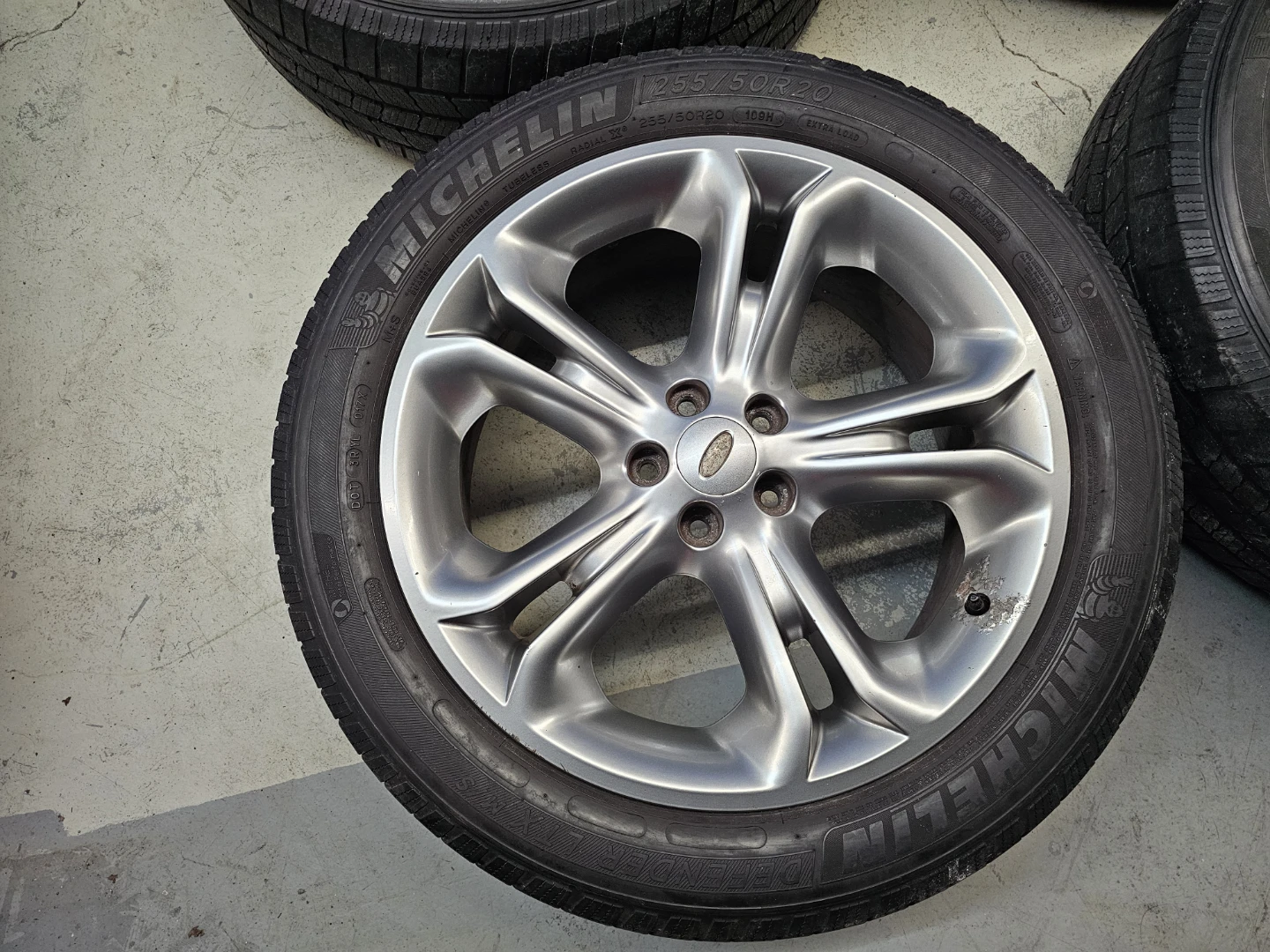 FORD EXPLORER O.E.M RIMS AND ALL SEASON TIRES 255/50 R20 - photo 2