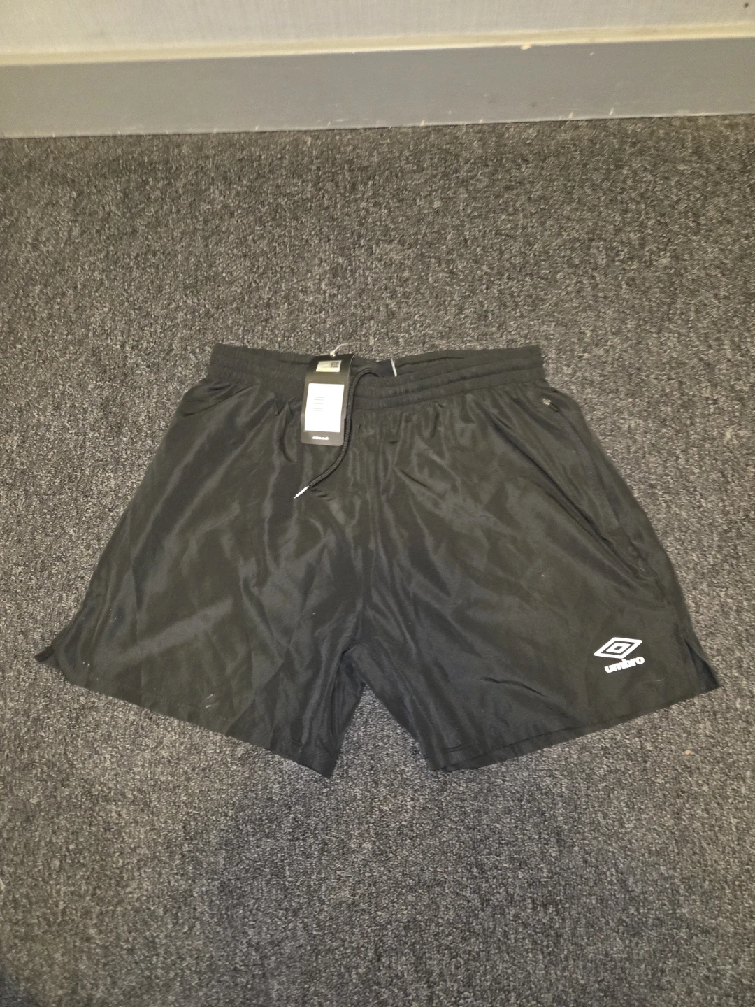 Umbro Essential Training Shorts - Size L
