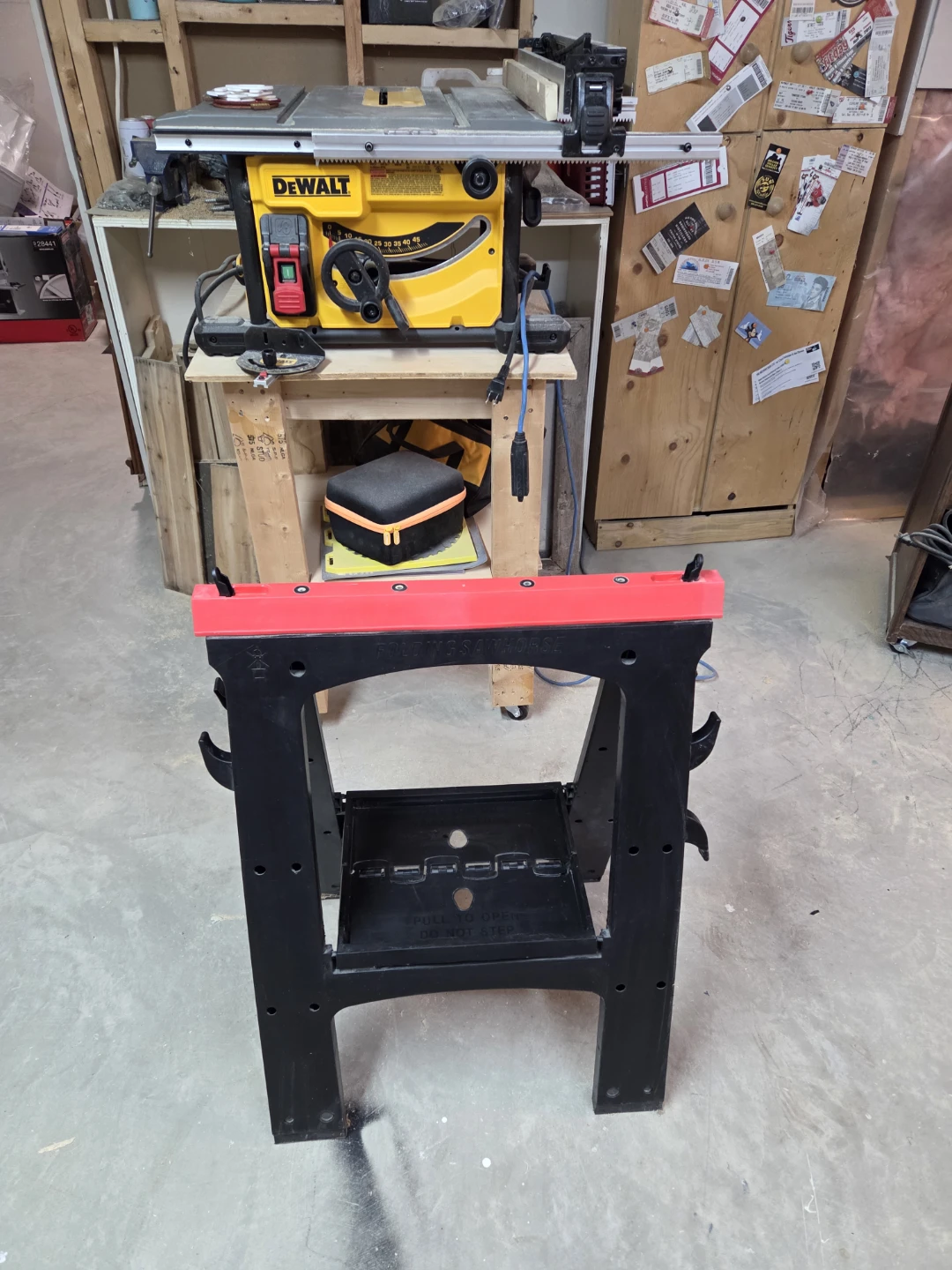 Folding sawhorse