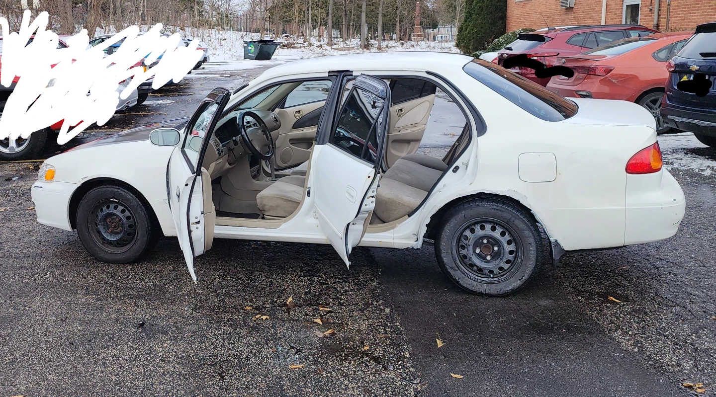 Toyota Corolla LE Sedan - White - photo 4