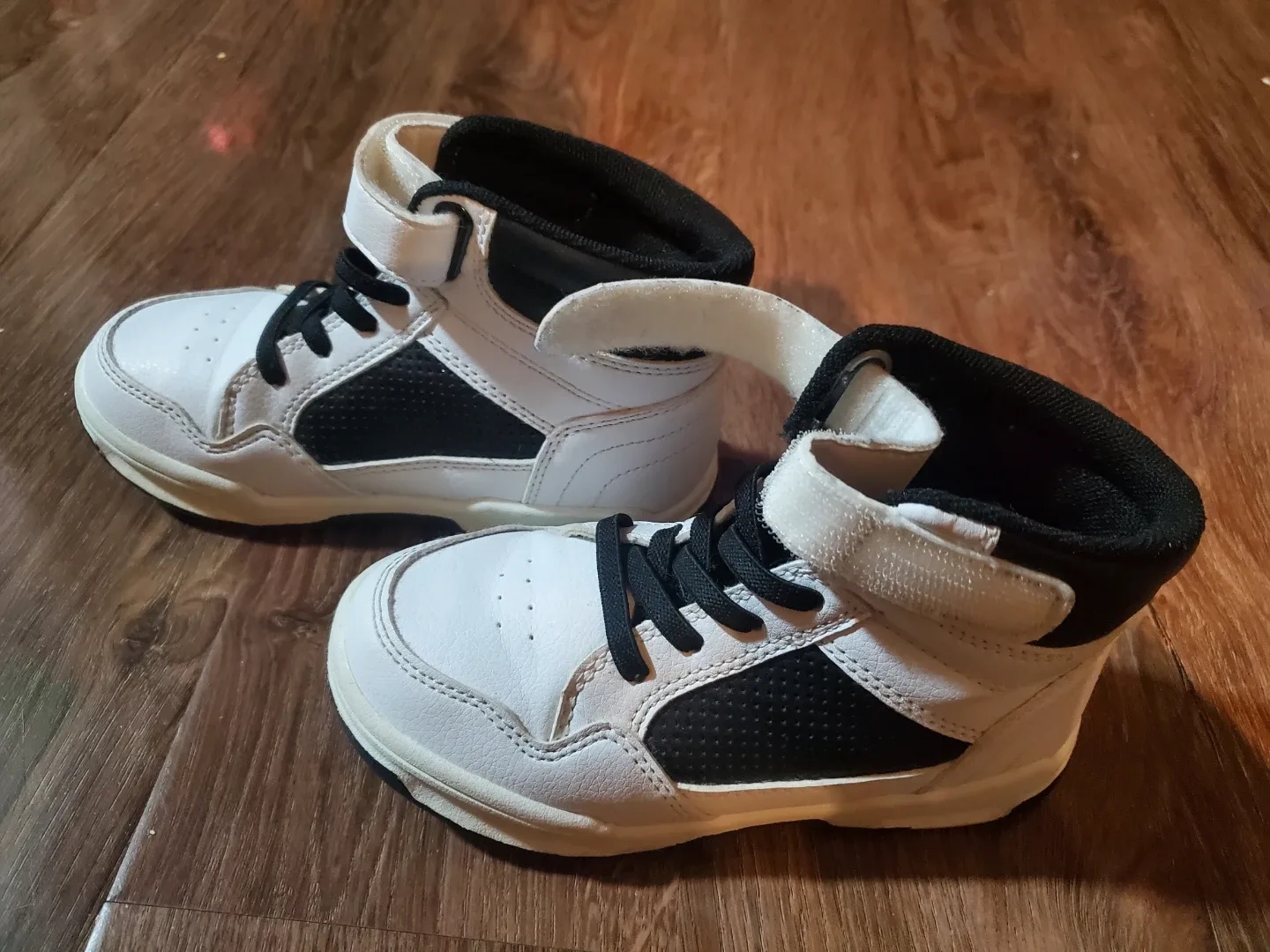 Place Kids White & Black High-Top Sneakers - Size 11 image indicator(4)