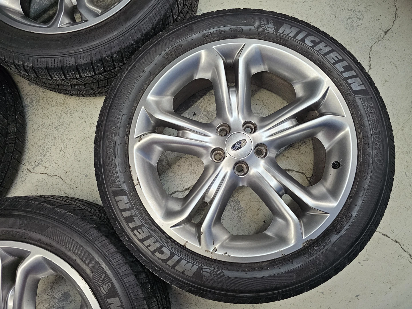 FORD EXPLORER O.E.M RIMS AND ALL SEASON TIRES 255/50 R20 - photo 3