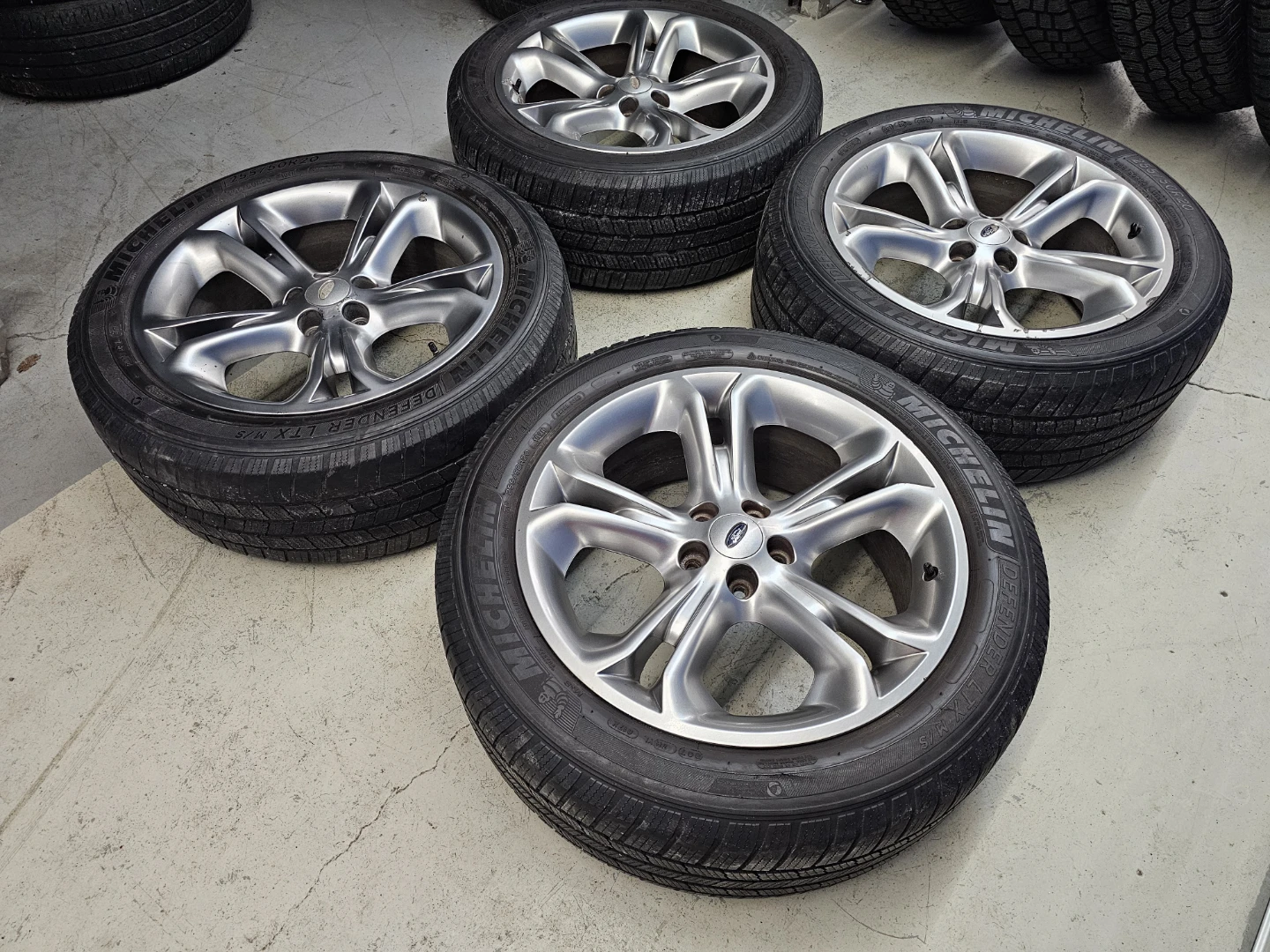 FORD EXPLORER O.E.M RIMS AND ALL SEASON TIRES 255/50 R20 - photo 5