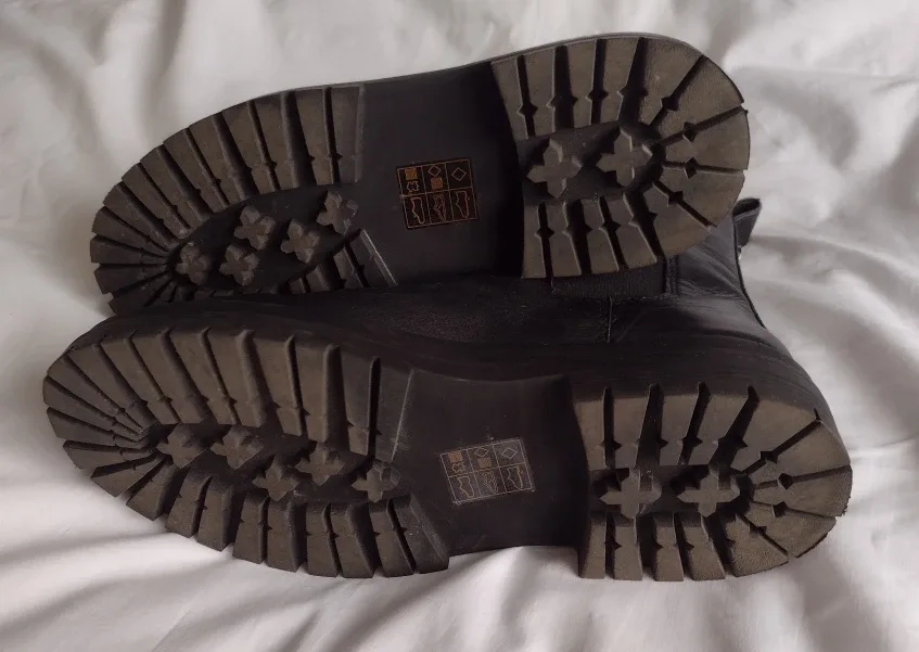 Steve Madden Black Chelsea Boots 8