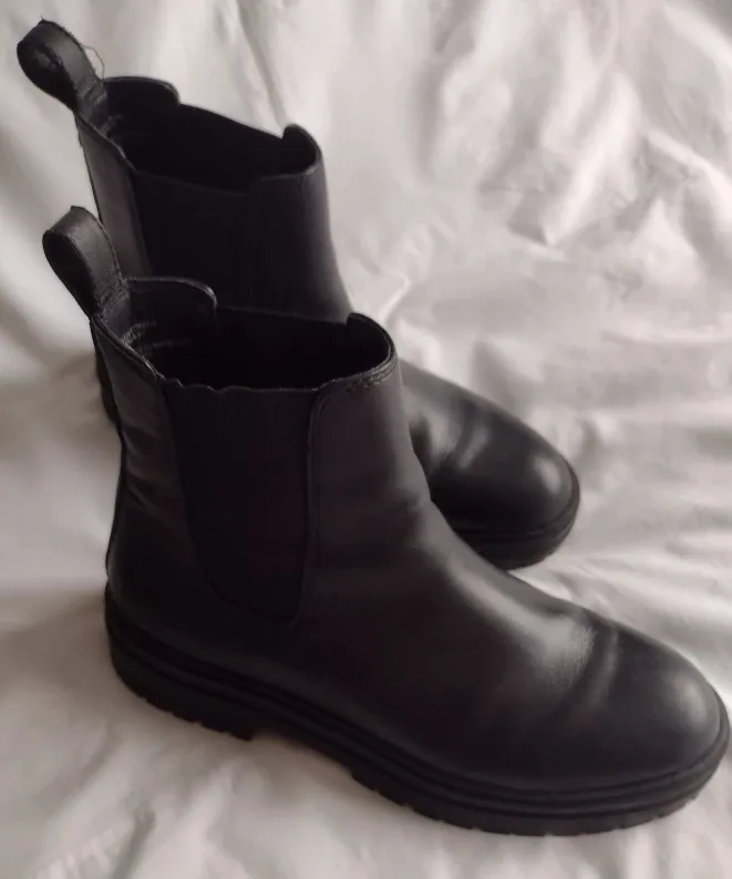 Steve Madden Black Chelsea Boots 8 image indicator(4)