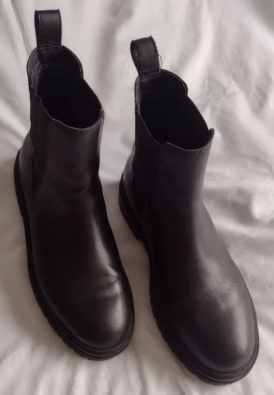 Steve Madden Black Chelsea Boots 8 image indicator(5)