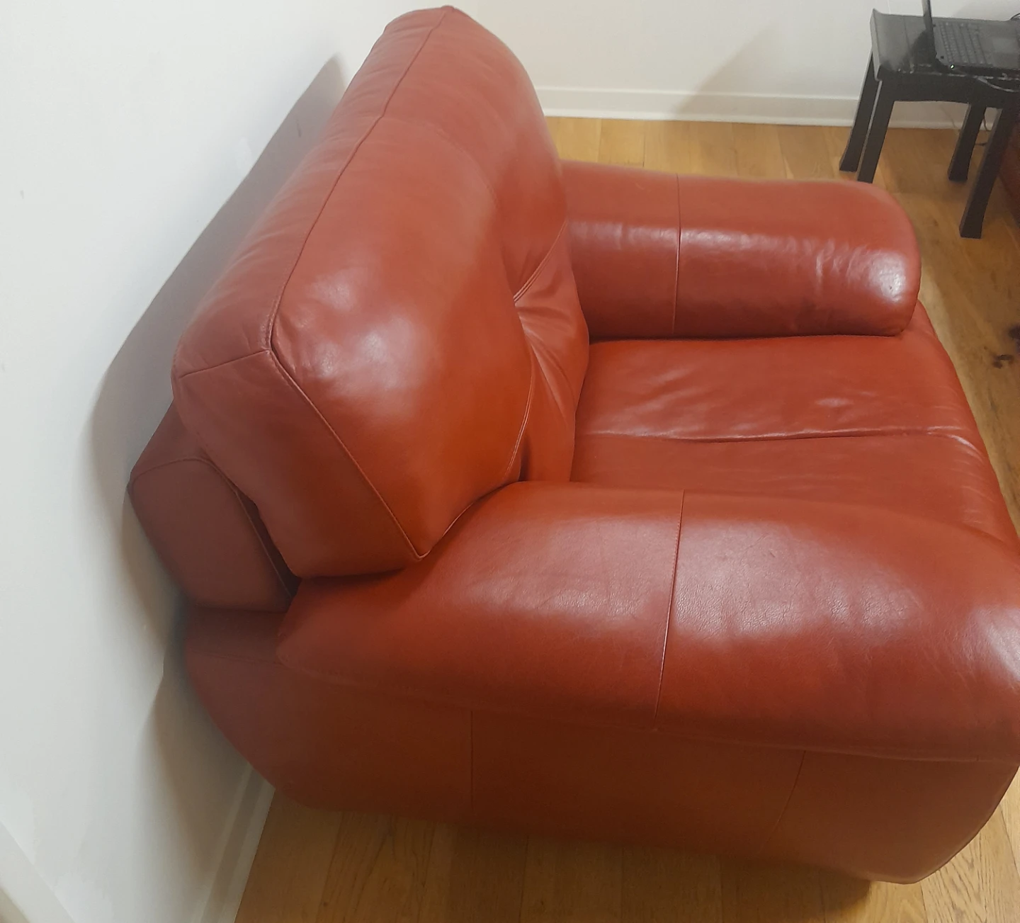 Red Leather Armchair - photo 2