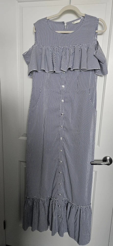 Beautiful Striped Maxi Long Dress with pockets, Size Medium