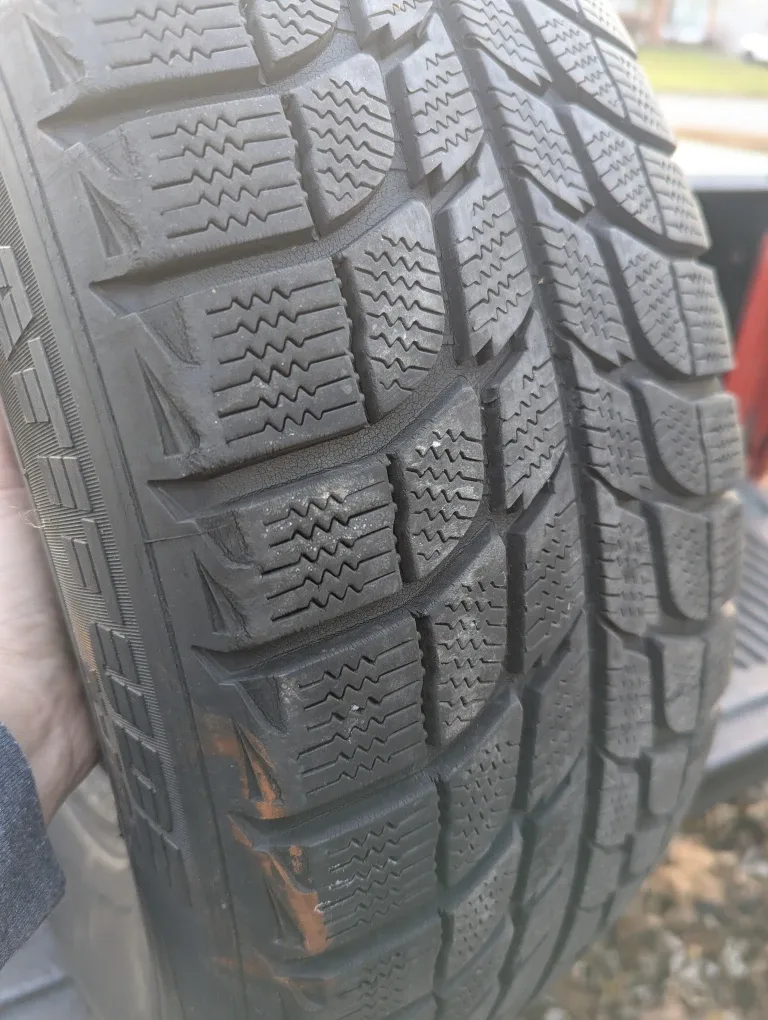 Michelin P235/75 R15 Winter Tire image indicator(4)