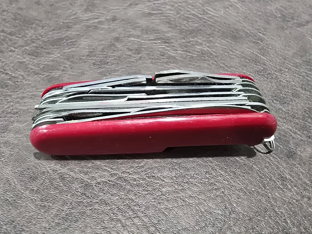 #gifting Victorinox Swiss Army Knife - Red