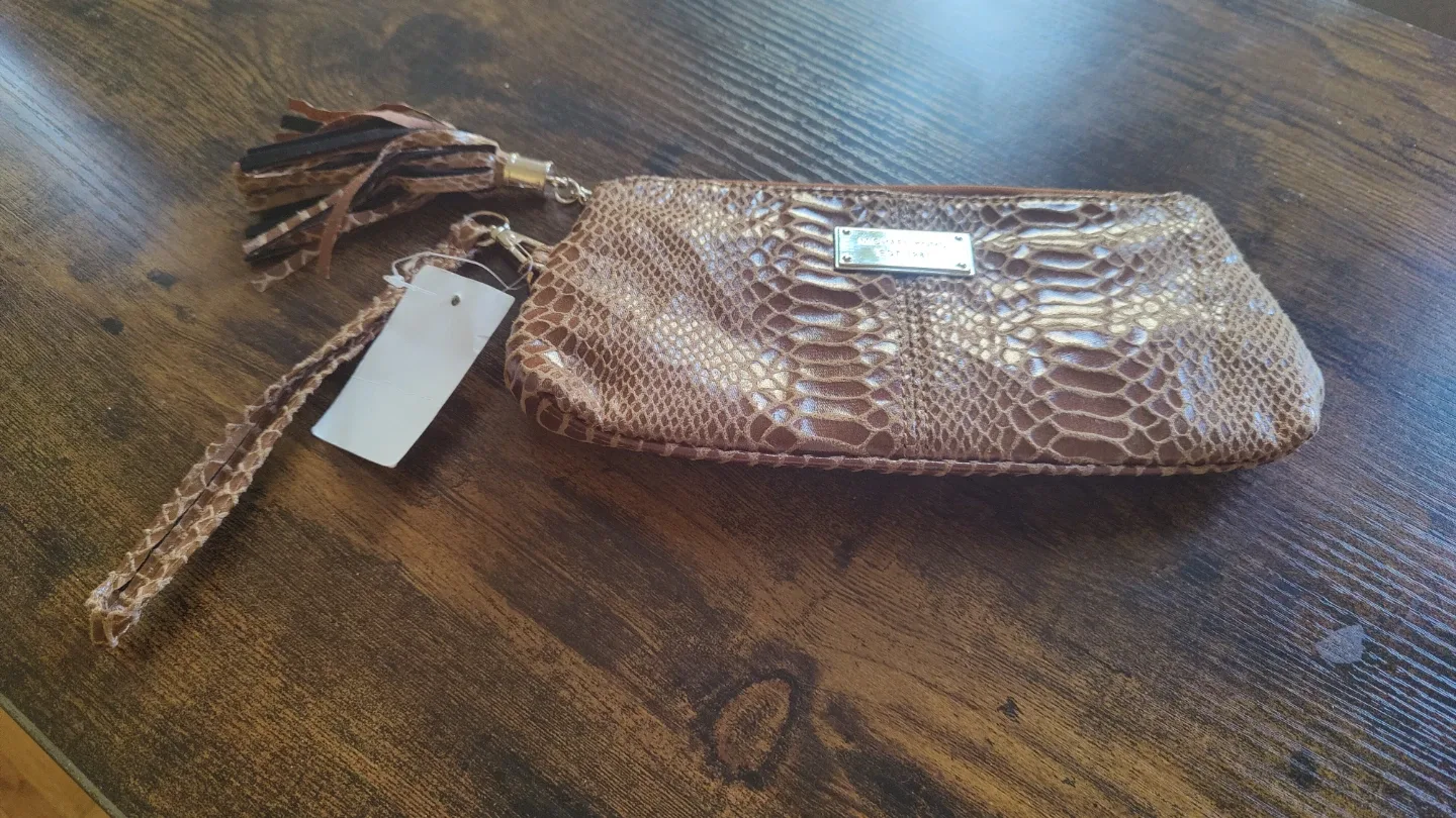 Wristlet wallet