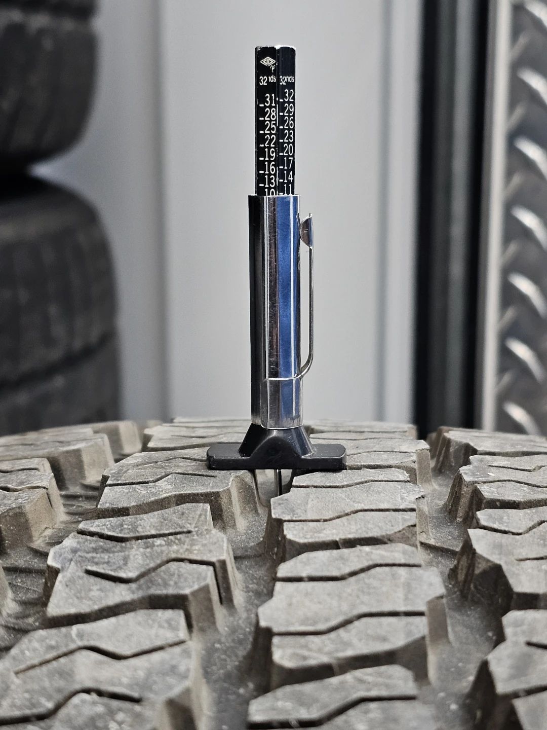 265/70 R16 GOODYEAR WRANGLER TIRE ON STEEL RIM 6×139.7 - photo 5