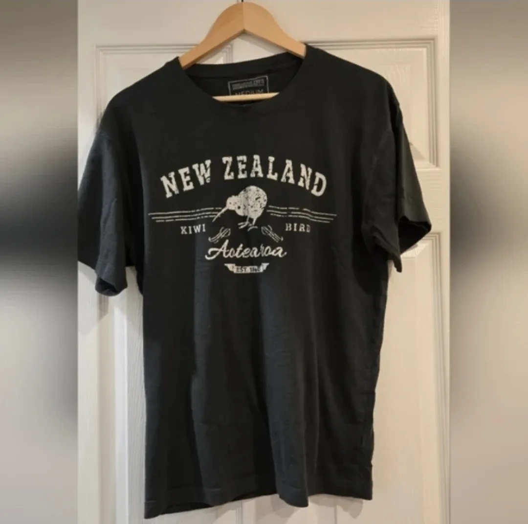 Men's New Zealand Kiwi Bird T-Shirt - Medium
