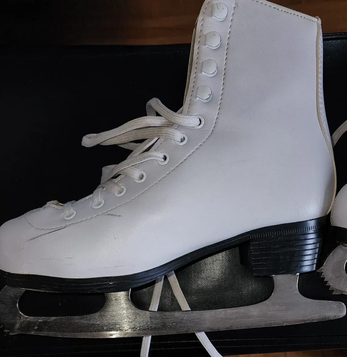 Winnwell Figure Skates, White size 4