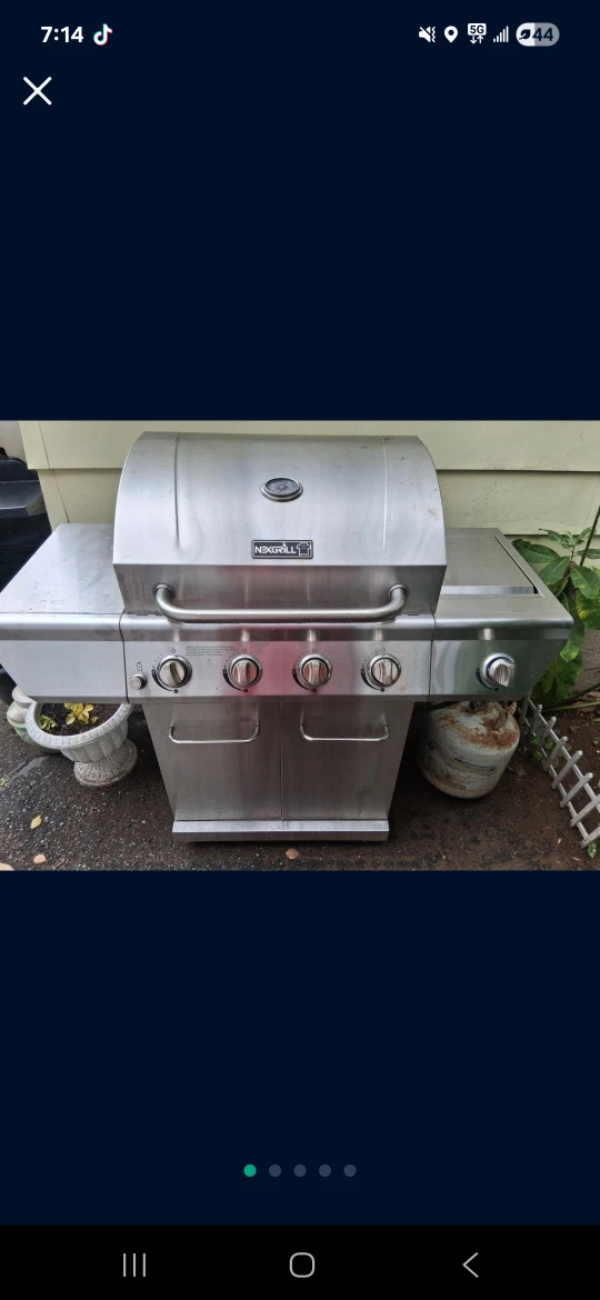 Nexgrill 5-Burner Gas BBQ Grill Comes with 1 propane tank!
