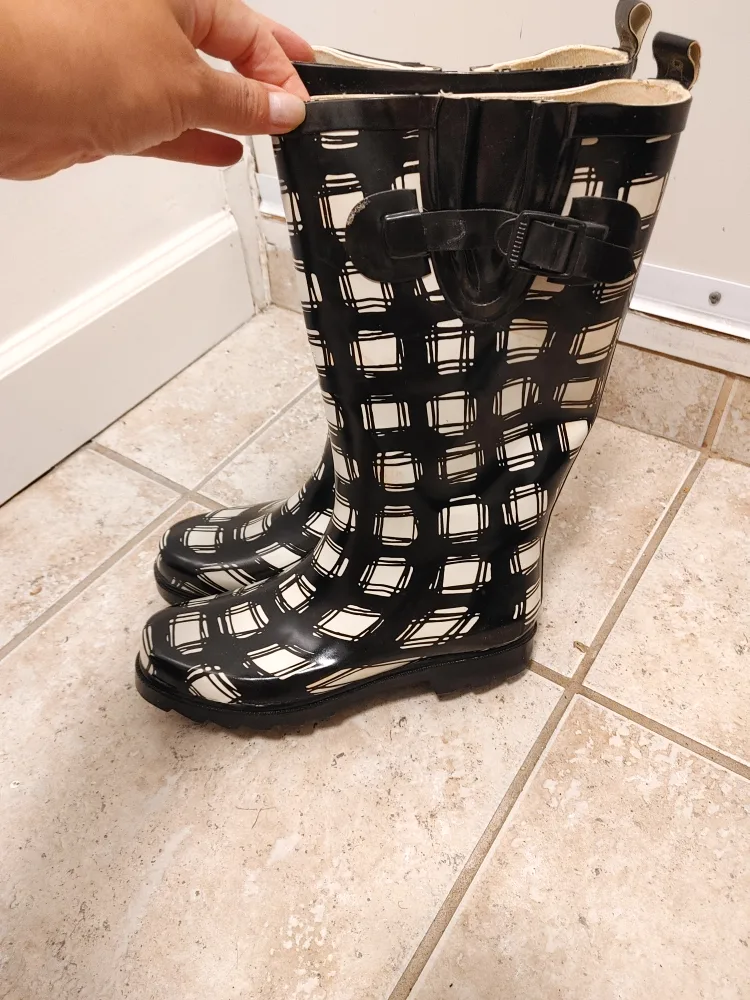 Women's Black & White Plaid Rain Boots size 7 image indicator(4)