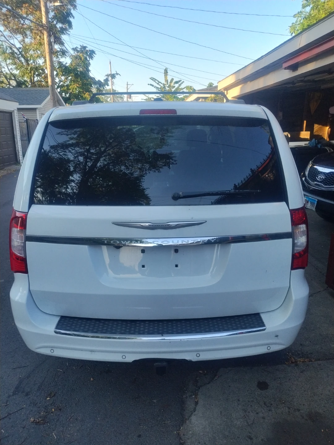Chrysler Town & Country Minivan - photo 2