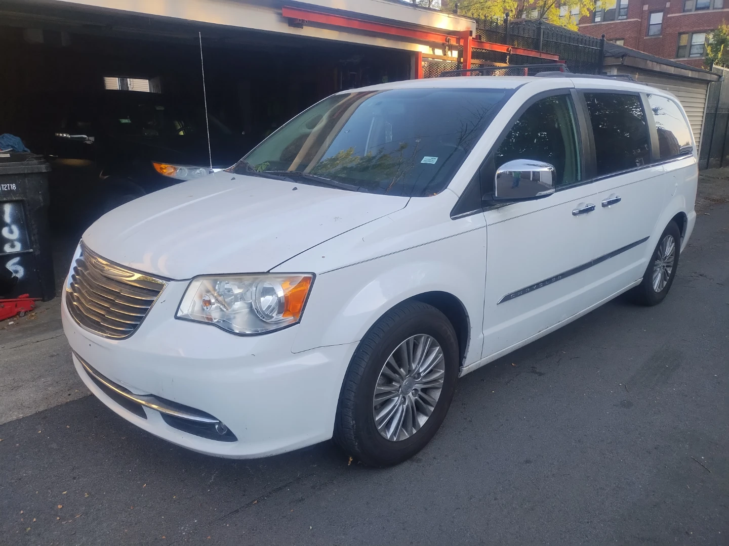 Chrysler Town & Country Minivan - photo 4
