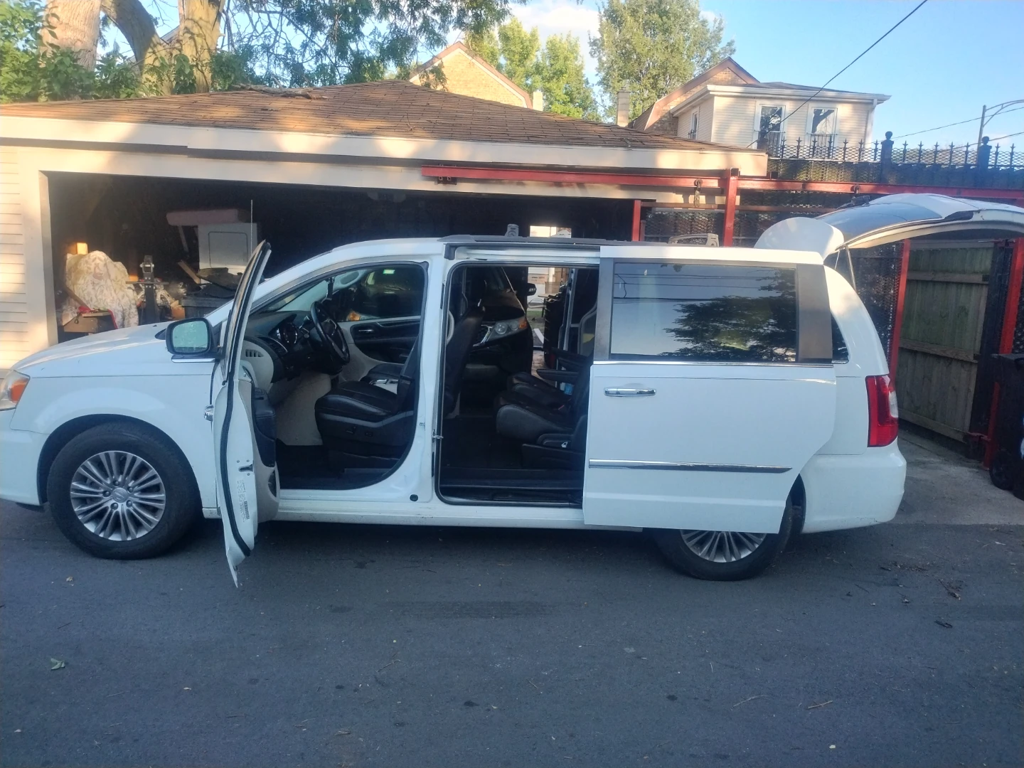 Chrysler Town & Country Minivan - photo 5