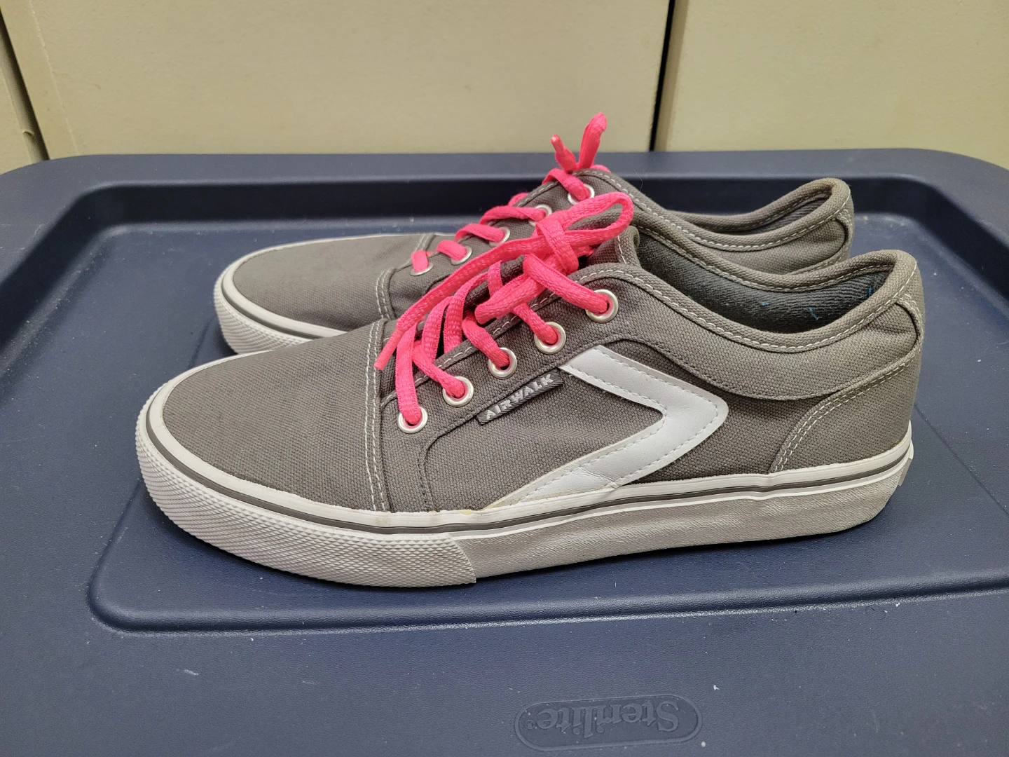 Airwalk Gray Canvas Sneakers with Pink Laces - photo 2