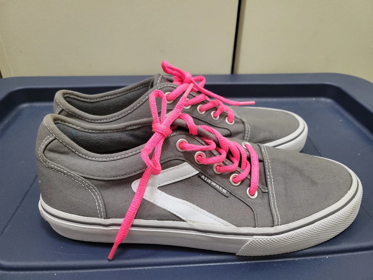 Airwalk Gray Canvas Sneakers with Pink Laces - photo 4