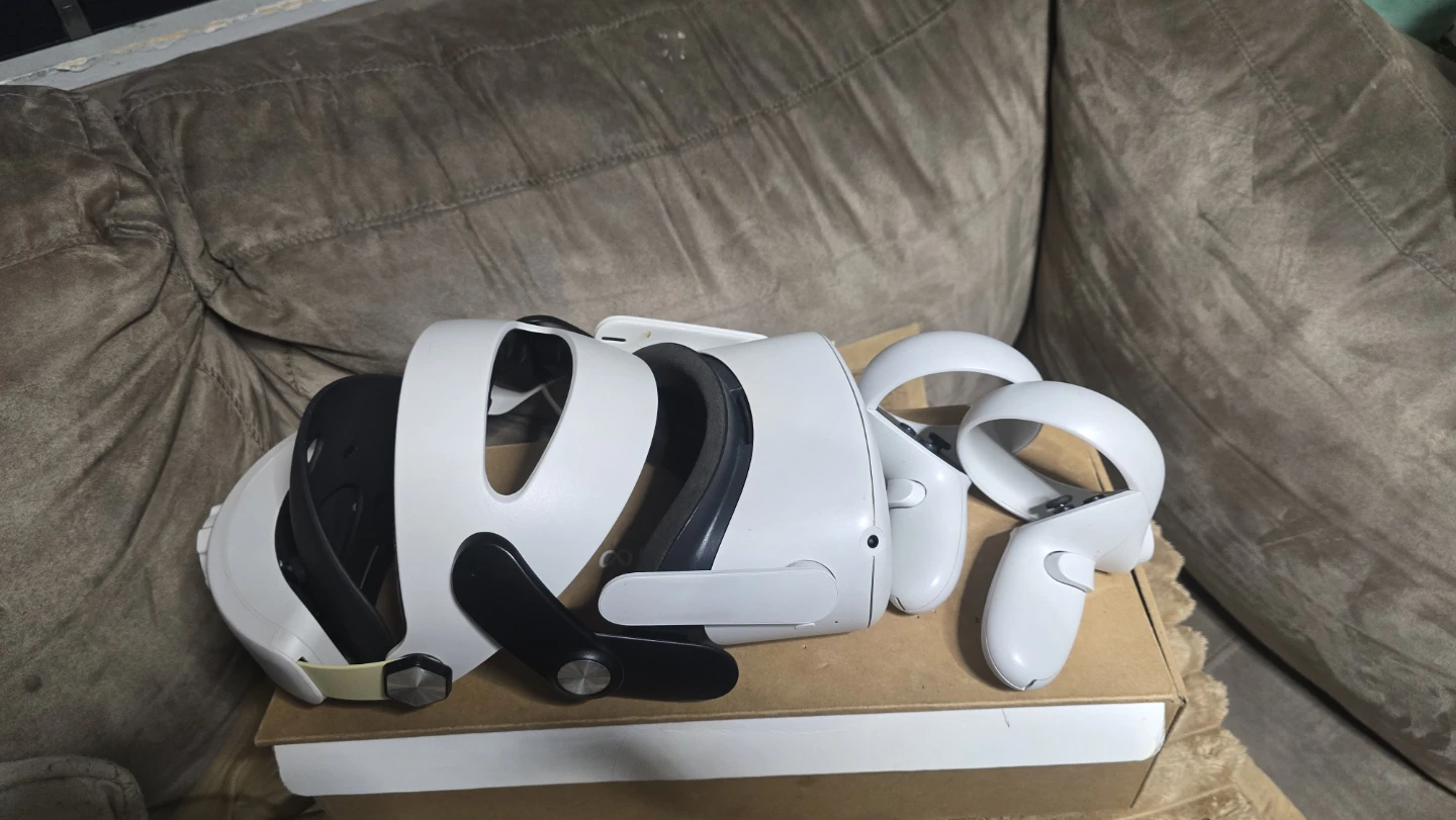 Meta Quest 2 VR Headset with Box - photo 2