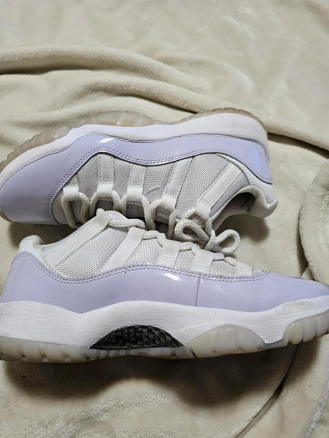 Air Jordan 11 Retro Low Pure Violet image indicator(4)