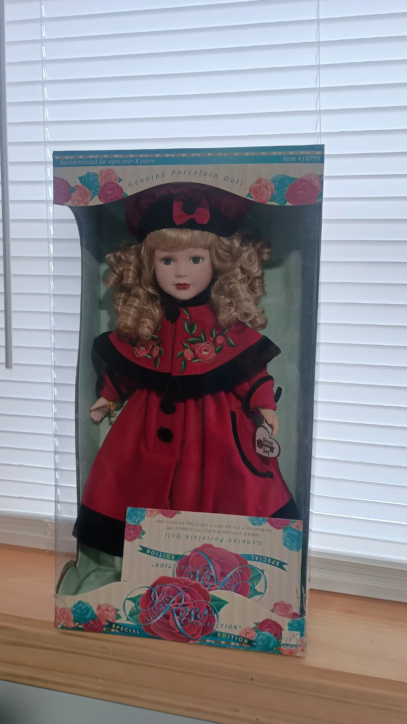 Brass Key Keepsake Porcelain Doll - photo 5