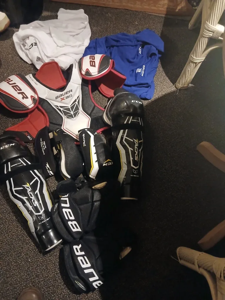 Bauer Hockey Shoulder Pads - Size Sr. S/P image indicator(2)