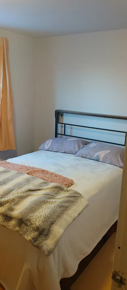 Large bedroom for rent image indicator(5)