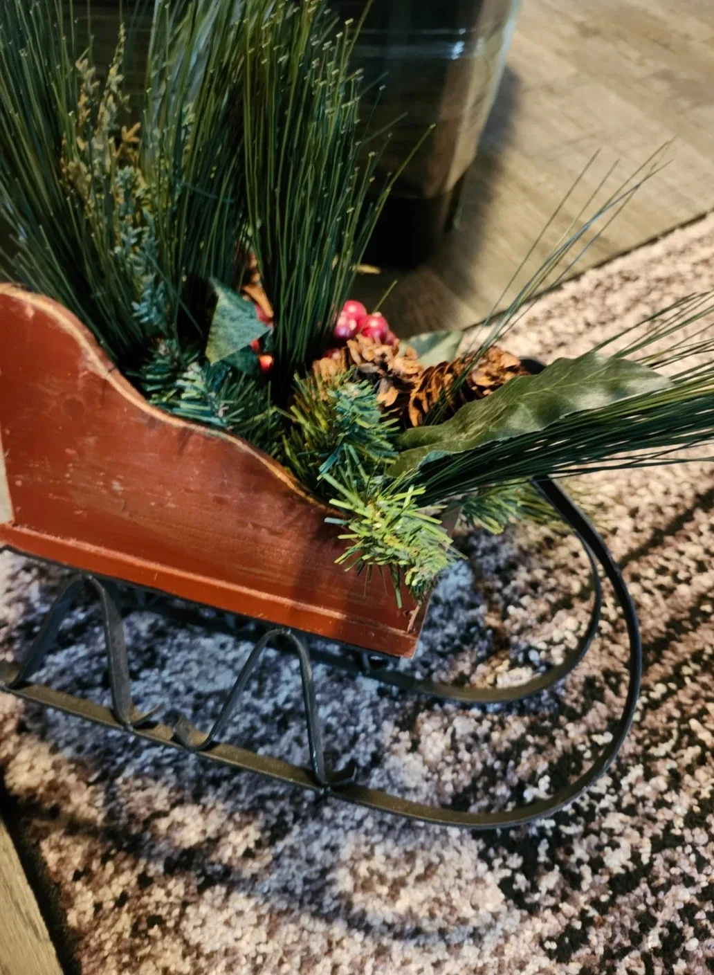 Wood/metal Christmas sleigh with decor