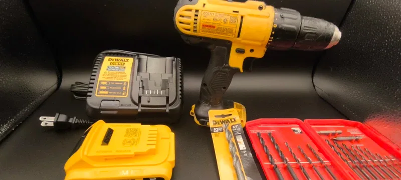 DeWalt Cordless Drill & Tool Set image indicator(3)