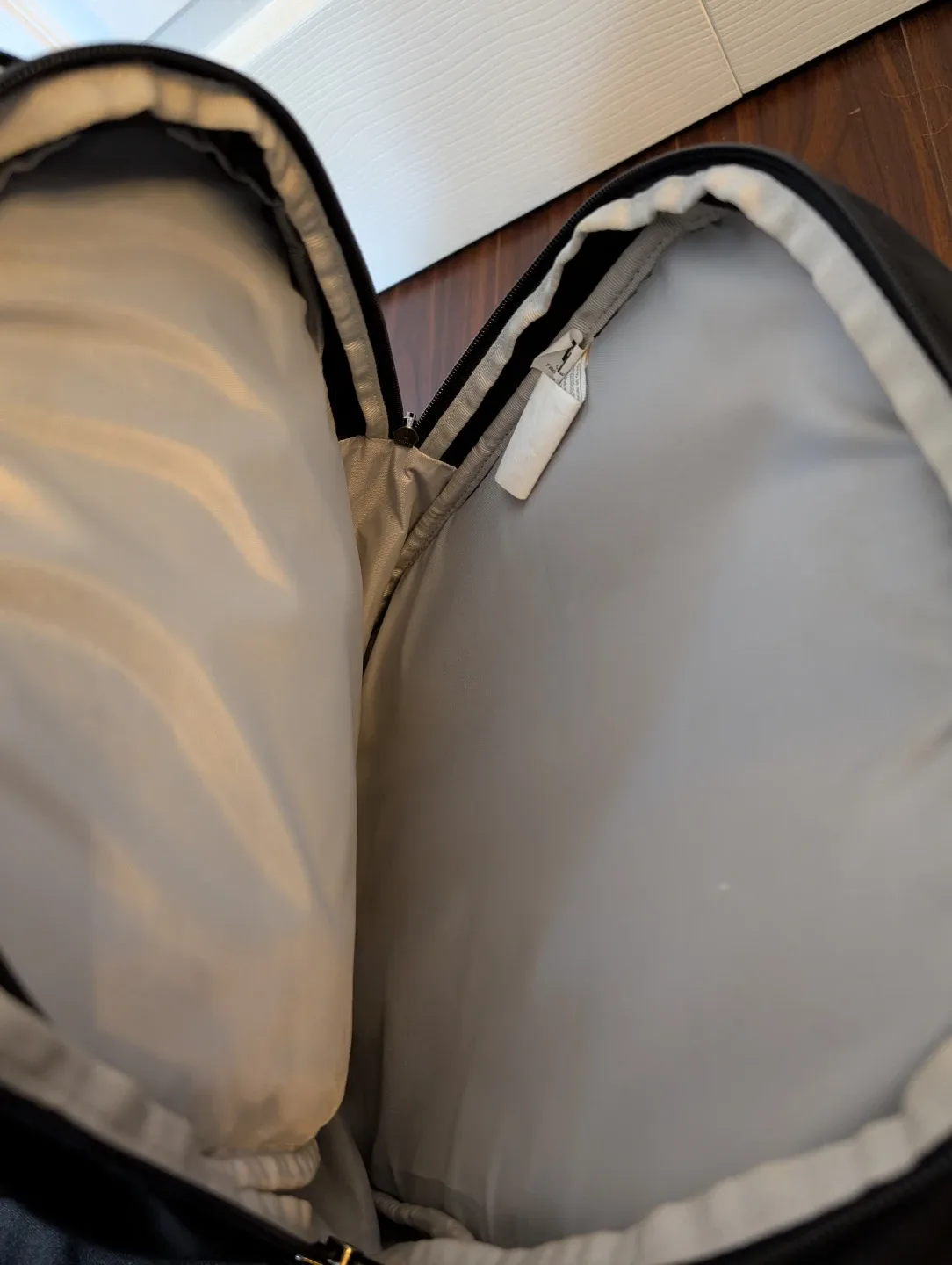 Mountain Equipment Co-Op - Black - 4 Pockets - 3 Zippers image indicator(3)